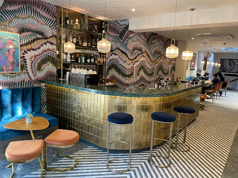 Iris Avenue Nail and Beauty Bar, beauty salon in London